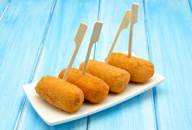 Croquettes sur une assiette