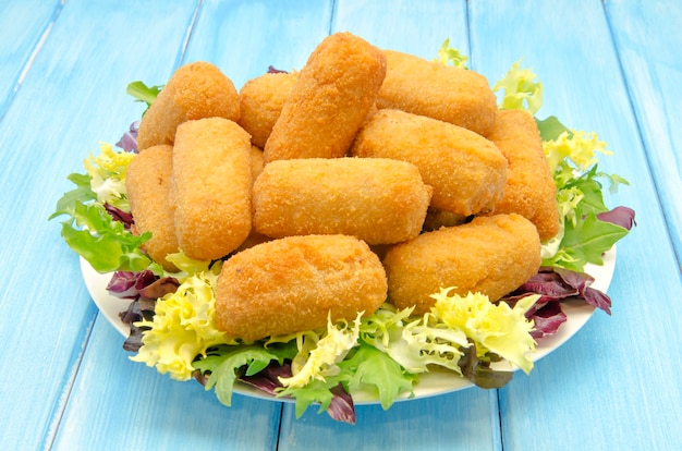 Croquettes sur une assiette