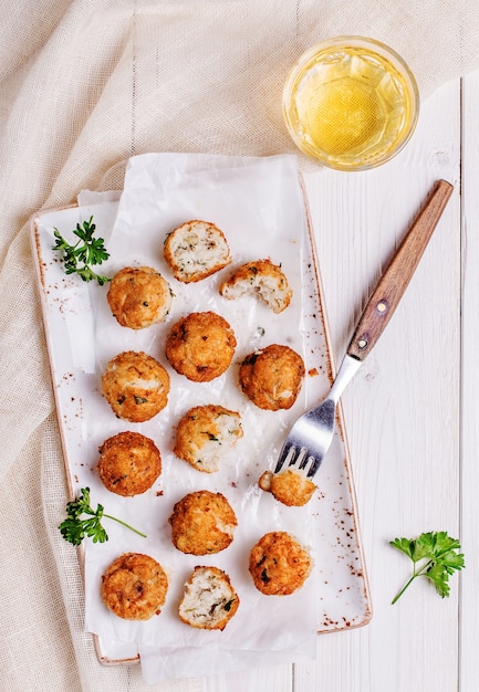 Croquettes de poisson sur fond de bois blanc