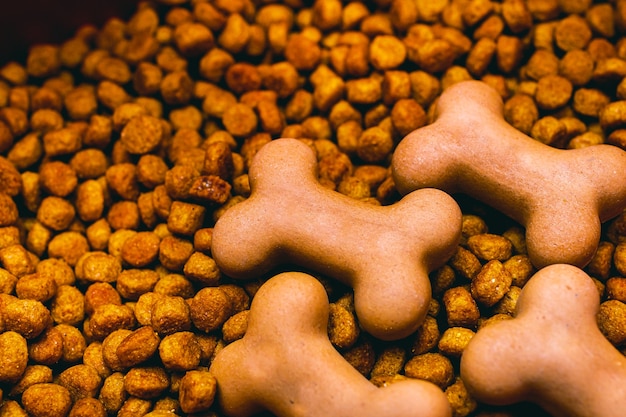 Photo croquettes pour chiens en petits morceaux et en forme d'os