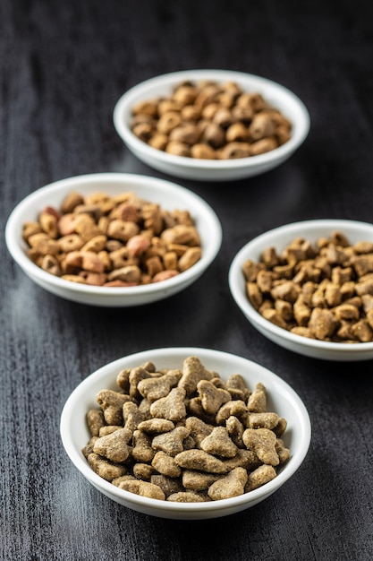 Croquettes sèches pour animaux de compagnie dans un bol Croquettes pour chien ou chat sur tableau noir