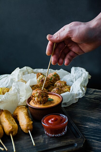 Croquettes végétariennes de pommes de terre et de chou avec sauce, légumes et fines herbes