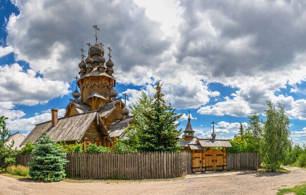 Croquis de tous les Saints en bois, une partie de la laure de Svyatogorsk en Ukraine, lors d'une journée d'été ensoleillée