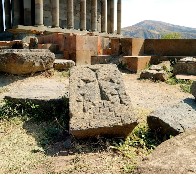 Le Cross-Stone à la base de l'ancien temple païen de Garni dans le village de Garni, Arménie