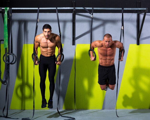 Crossfit dip ring deux hommes au gymnase