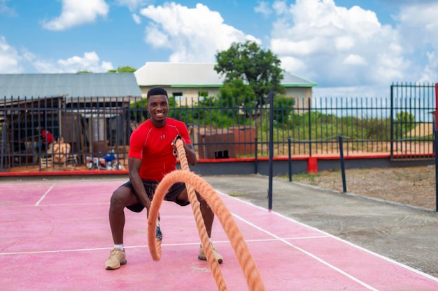 Crossfit nigérian s'entraînant au gymnase