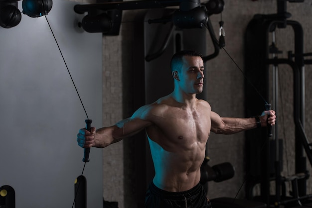 Crossover de câble d'entraînement de poitrine dans la salle de gym