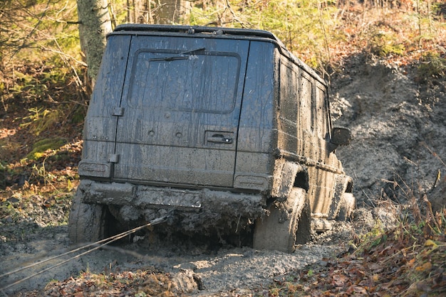 Crossover sur fond nature, vue arrière, arrière. Concept de course 4x4.