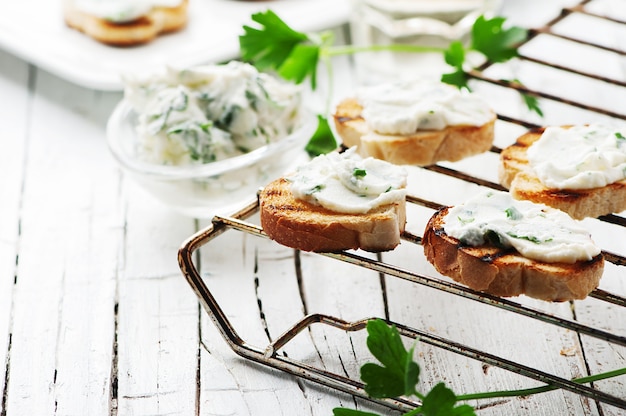 Crostini au fromage cottage et persil