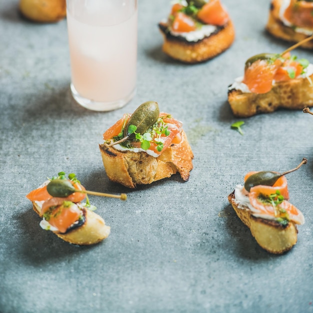 Crostini au saumon fumé et cocktails au pamplemousse