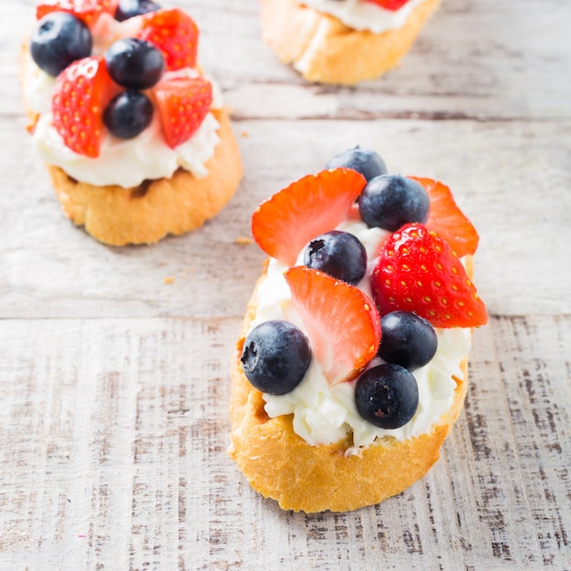 Crostini avec baguette grillée, fromage à la crème et baies