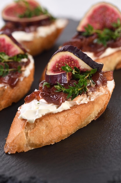 Crostini à la confiture d'oignons figues et fromage