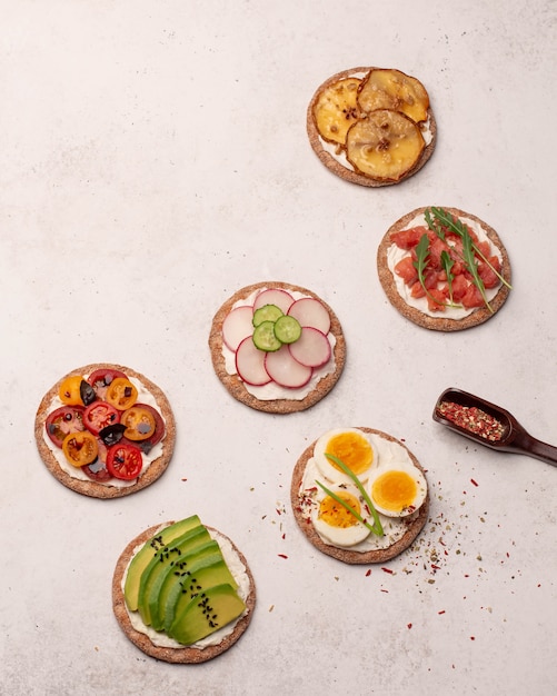 Crostini avec différentes garnitures et épices