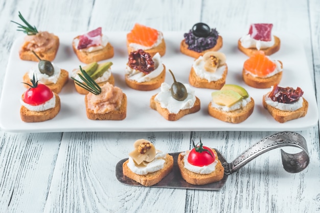 Crostini avec différentes garnitures