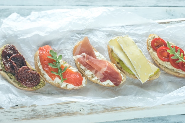 Photo crostini avec différentes garnitures