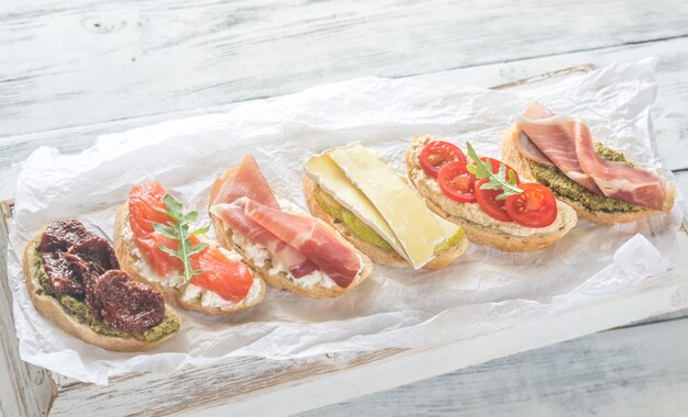 Crostini avec différentes garnitures