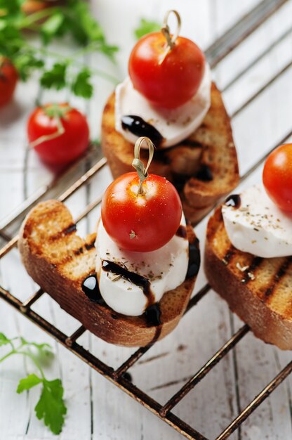 Crostini à l'italienne avec mozzarella et tomate