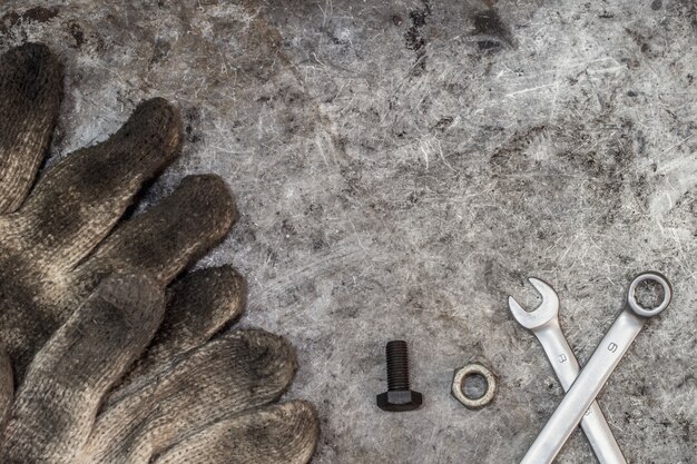 Écrou et boulon d'atelier bricoleur outils sales pour fixer l'arrière-plan du concept