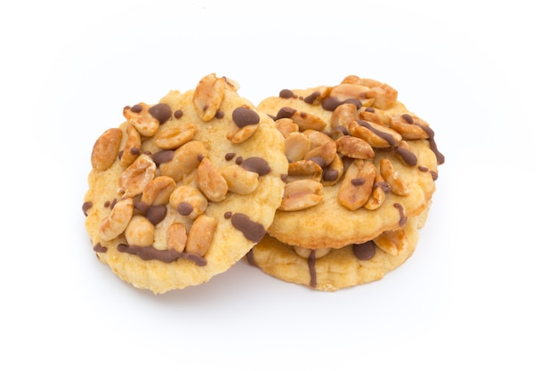 Écrous de cookies sur la surface isolée sur blanc.