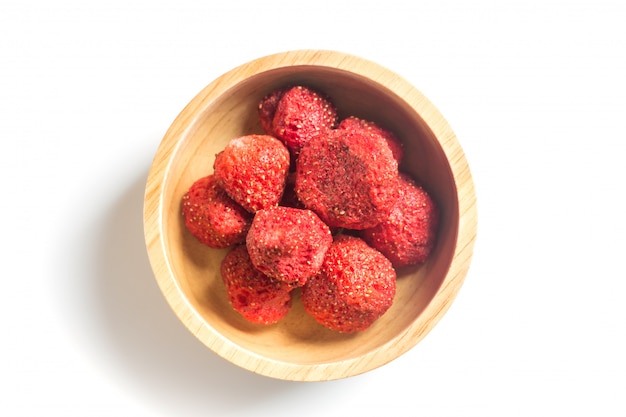 Croustillant aux fraises sain isolé sur fond blanc