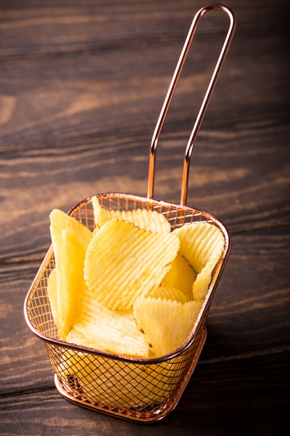 Croustillant de chips dans un panier en cuivre