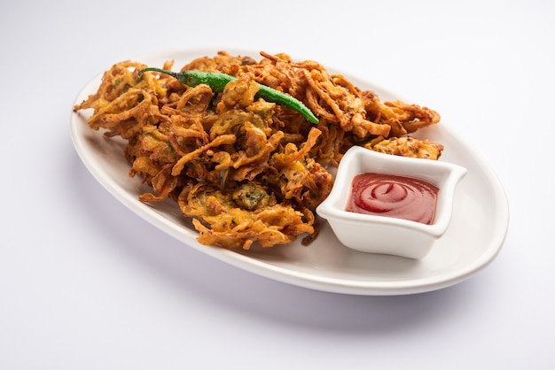 Croustillant Kanda bhaji ou Bhajji ou Pyaj Pakode ou pakora aux oignons frits, délicieuse cuisine de rue indienne