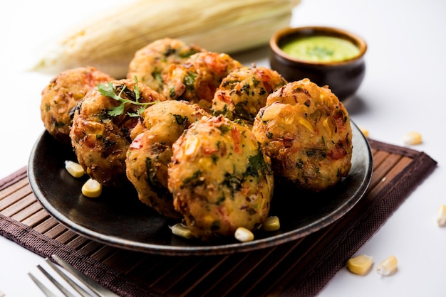 Croustillant de maïs Tikki, pakora ou pakoda ou pattice également connu sous le nom de côtelette. servi avec chutney vert. Mise au point sélective