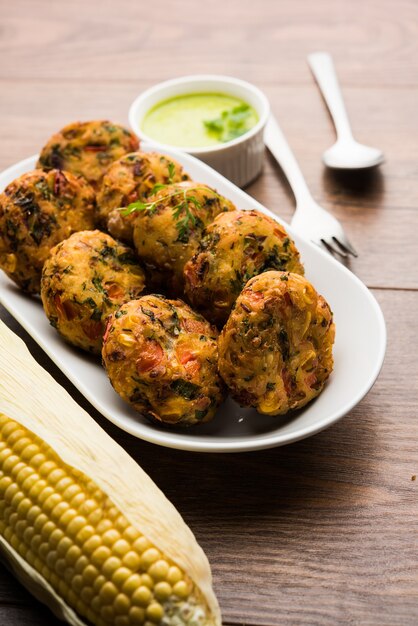 Croustillant de maïs Tikki, pakora ou pakoda ou pattice également connu sous le nom de côtelette. servi avec chutney vert. Mise au point sélective