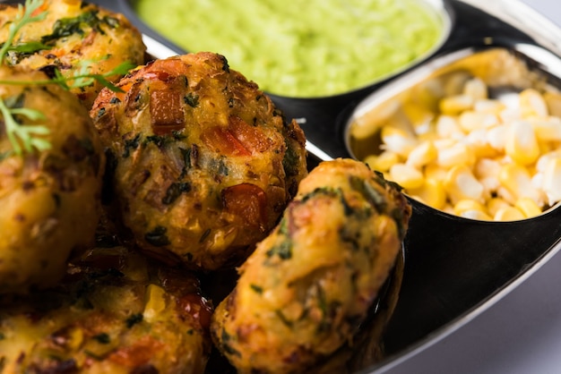 Croustillant de maïs Tikki, pakora ou pakoda ou pattice également connu sous le nom de côtelette. servi avec chutney vert. Mise au point sélective