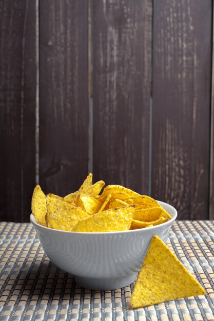 Croustilles dans un bol sur une table