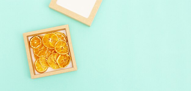 Croustilles de fruits déshydratés faits maison de mandarine Alimentation diététique Bannière vue de dessus