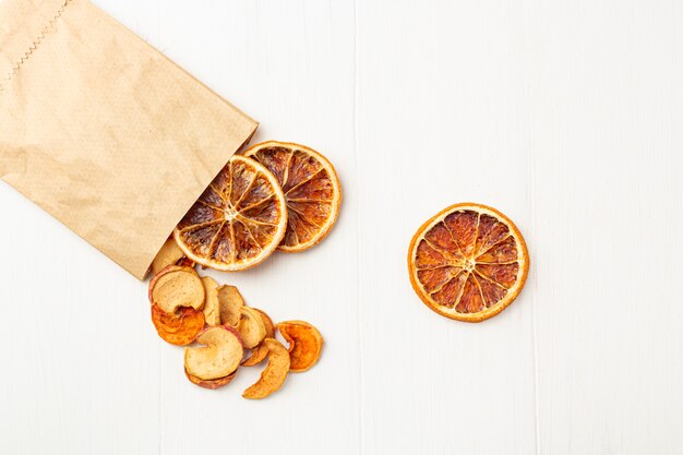 Croustilles De Fruits Secs Biologiques Faits Maison Dans Un Emballage écologique En Papier Blanc