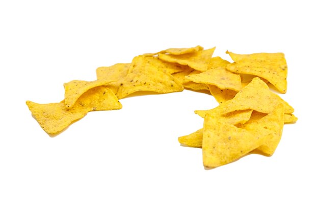 Croustilles de maïs nachos, snack isolé sur blanc