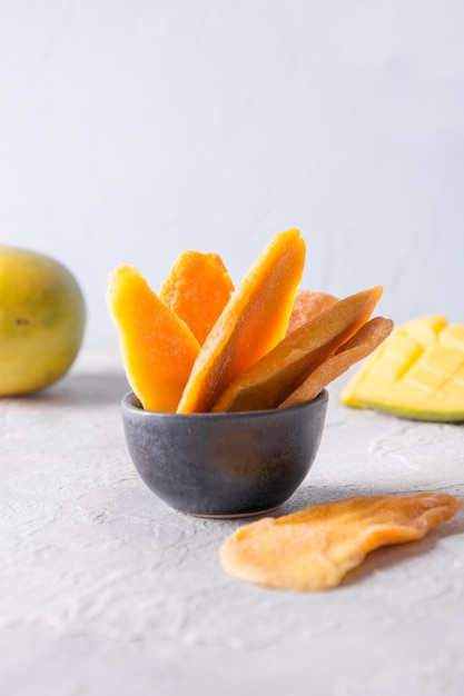 Croustilles de mangue déshydratées et séchées. Fermer.