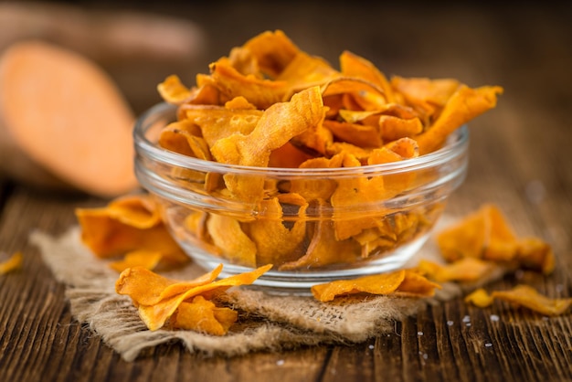 Croustilles de patates douces fraîchement préparées