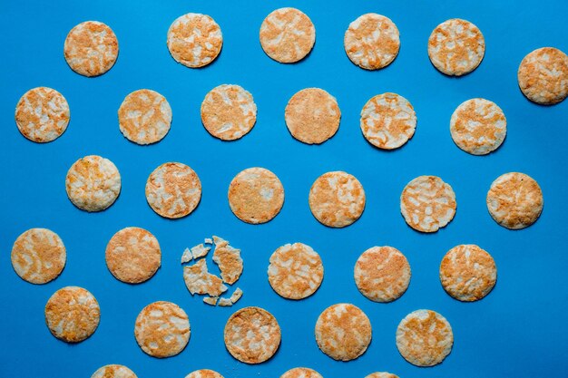 Photo croustilles de riz rond sur un fond de papier bleu