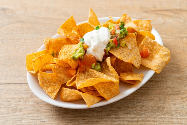 Croustilles de tortilla aux nachos mexicains avec jalapeño, guacamole, salsa de tomates et trempette