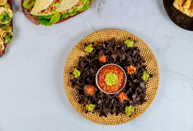 Croustilles de tortilla avec salsa et guacamole