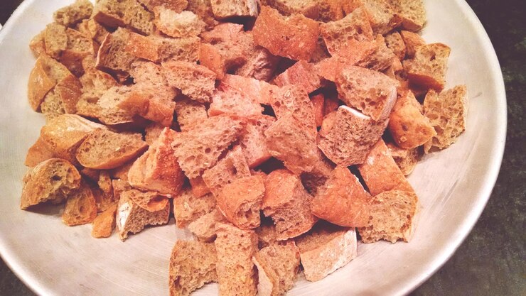 Photo croutons sur assiette