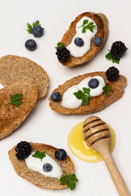 Croûtons au yaourt et baies Miel et bâtonnet de miel