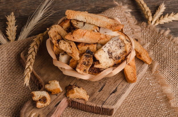 Croûtons de pain blanc frais appétissants sur fond de bois