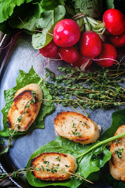 Croûtons de pain frits aux légumes