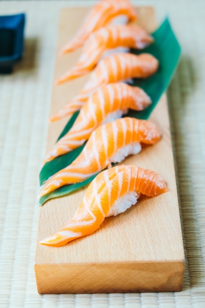 Cru avec des sushis de viande de saumon frais