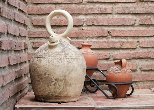 Cruche d'argile traditionnelle botijo pour garder l'eau fraîche, vieux mur