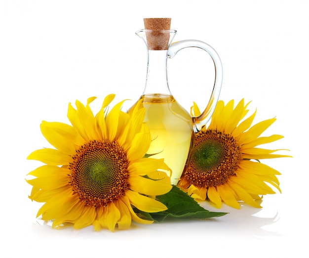 Cruche d&#39;huile de tournesol avec des fleurs isolées