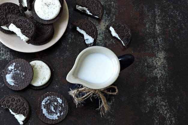 cruche de lait et biscuits au lait au chocolat.