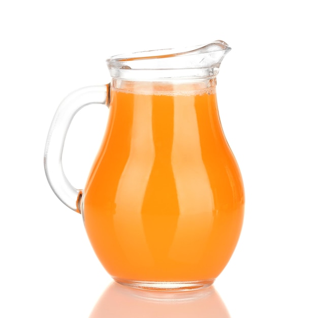 Cruche pleine de jus de mandarine isolé sur blanc