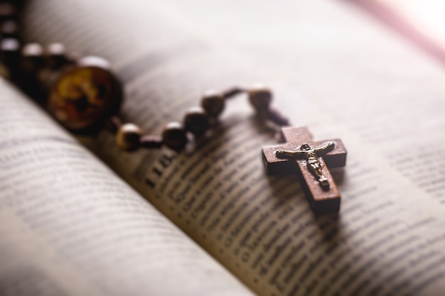 Crucifix sur la bible dans l'espace de mise au point et de copie, concept de foi