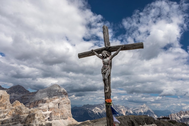 Un crucifix contre un ciel nuageux