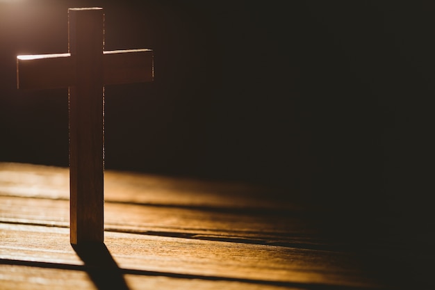 Crucifix icône sur la table en bois